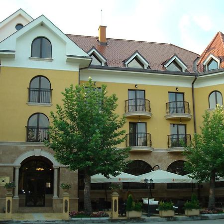 Hotel Chinar Hiszarja Kültér fotó